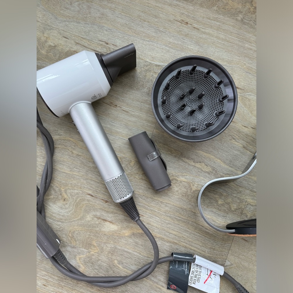 Dyson Supersonic hair dryer White/Silver